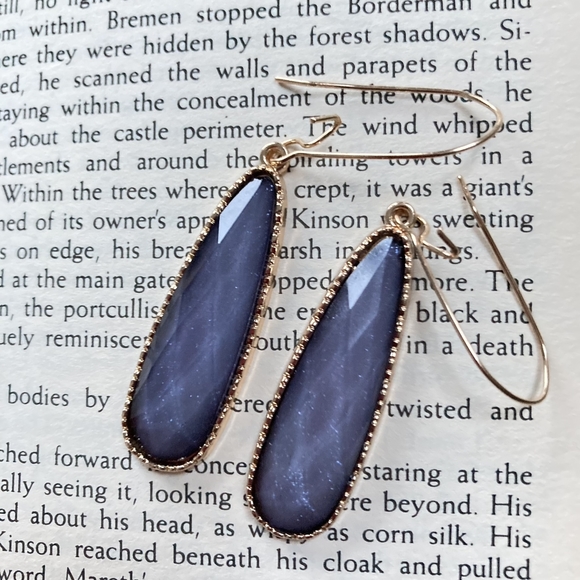 BNWT Grey Teardrop Earrings with Elegant Golden Clasp - Stylish and Versatile - Picture 7 of 12